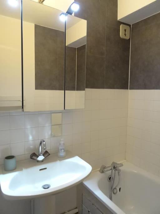 Appartement Au Coeur Du Village Avec Parking Prive Mijoux Buitenkant foto